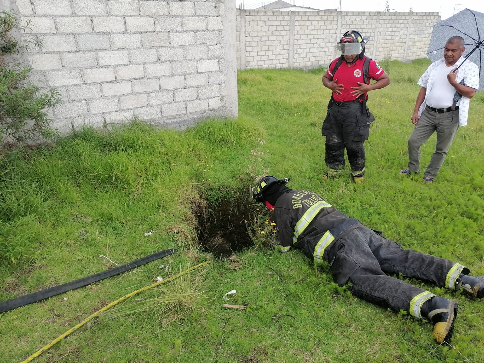 Bomberos de Toluca rescatan a lomito en Capultitlán