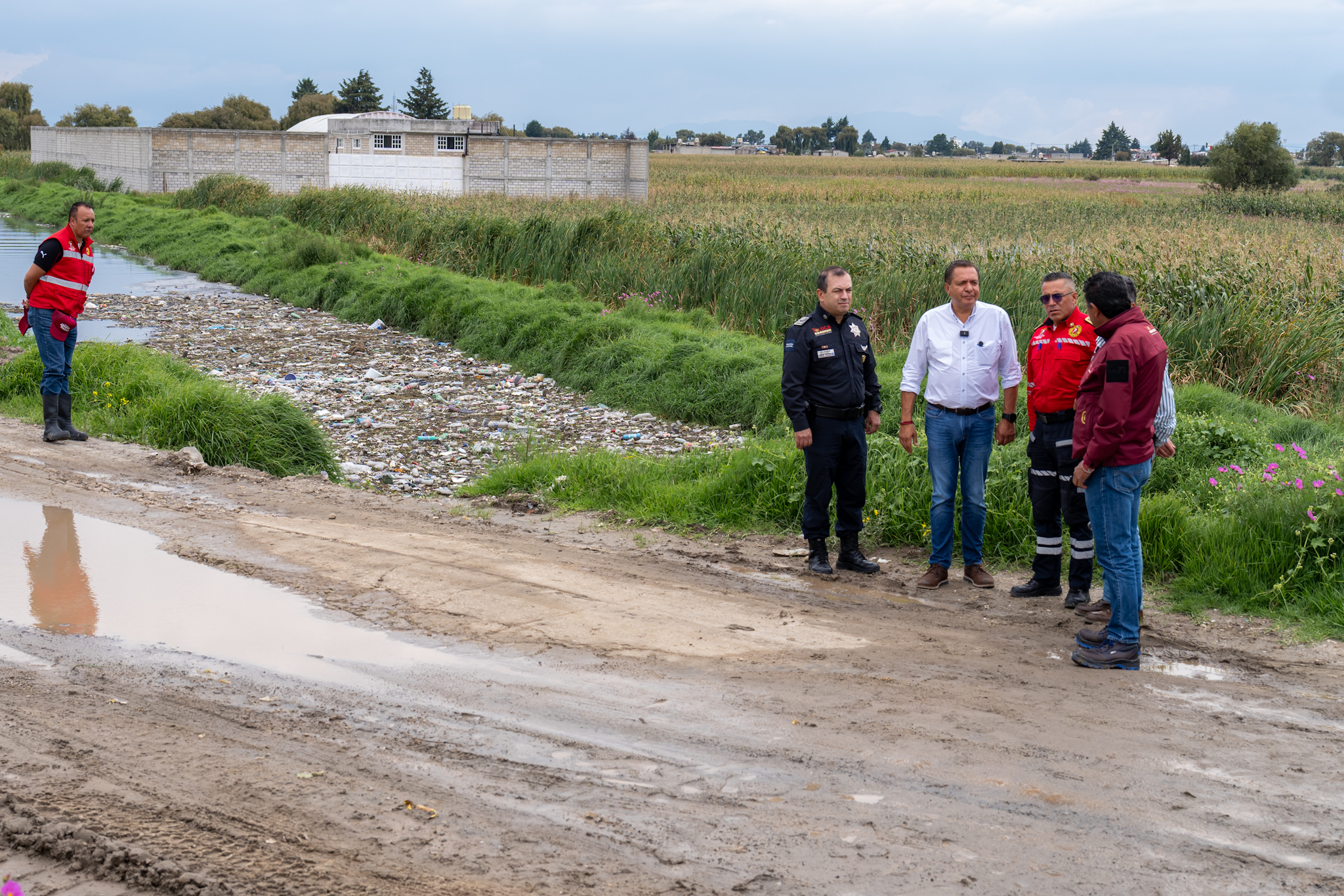 Supervisa Ricardo Moreno trabajos de desazolve y limpieza en el canal Totoltepec y del río Verdiguel