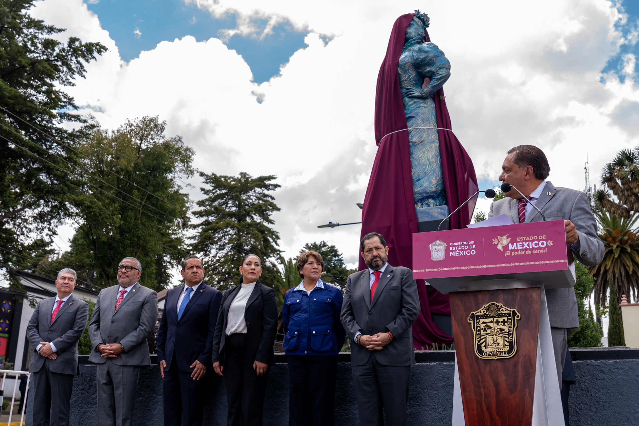 Develan gobernadora del Estado de México y alcalde de Toluca estatua de Leona Vicario