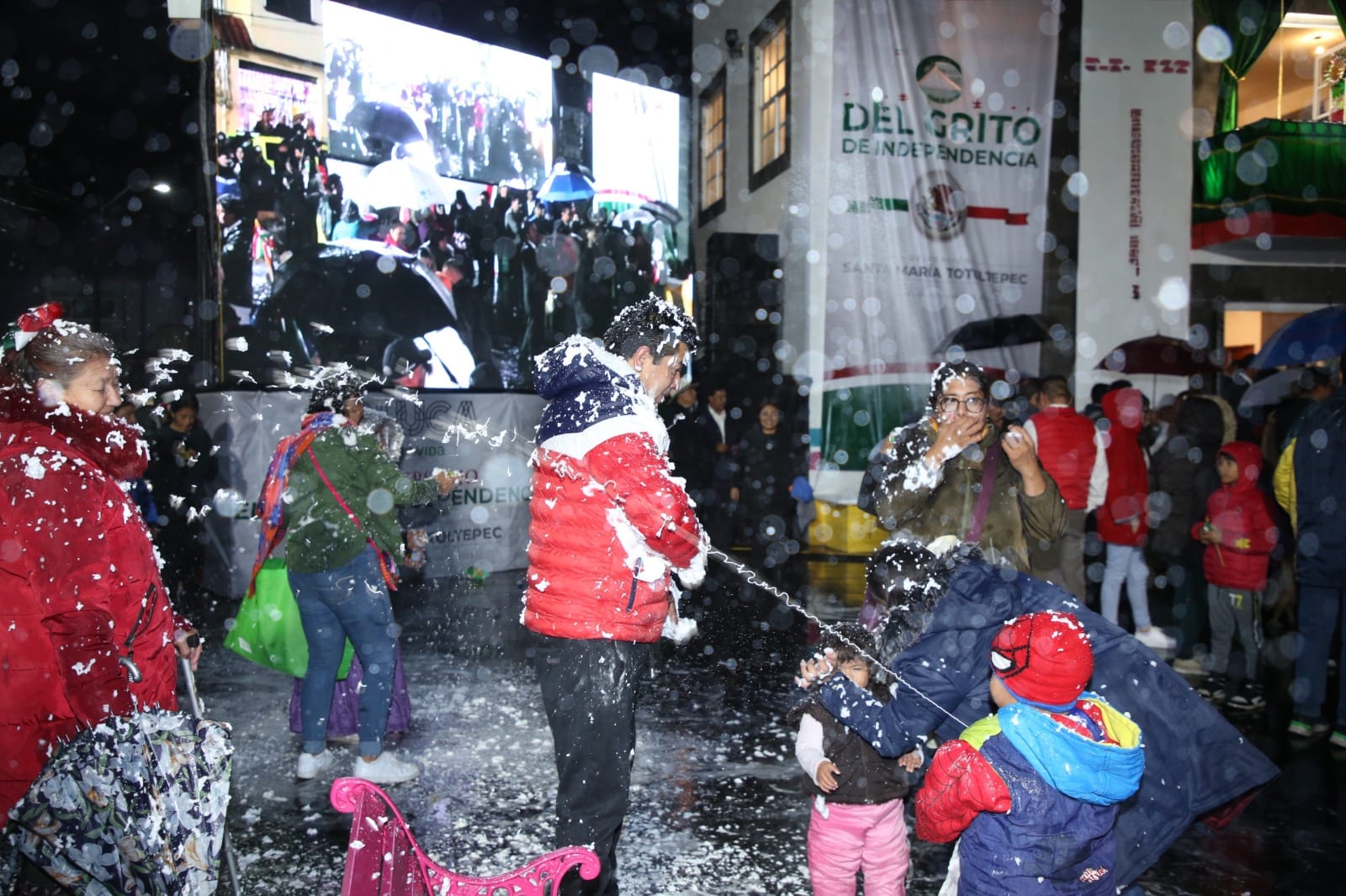 Vender y usar espumas durante festejos patrios en Toluca los llevará ante el Juez Cívico