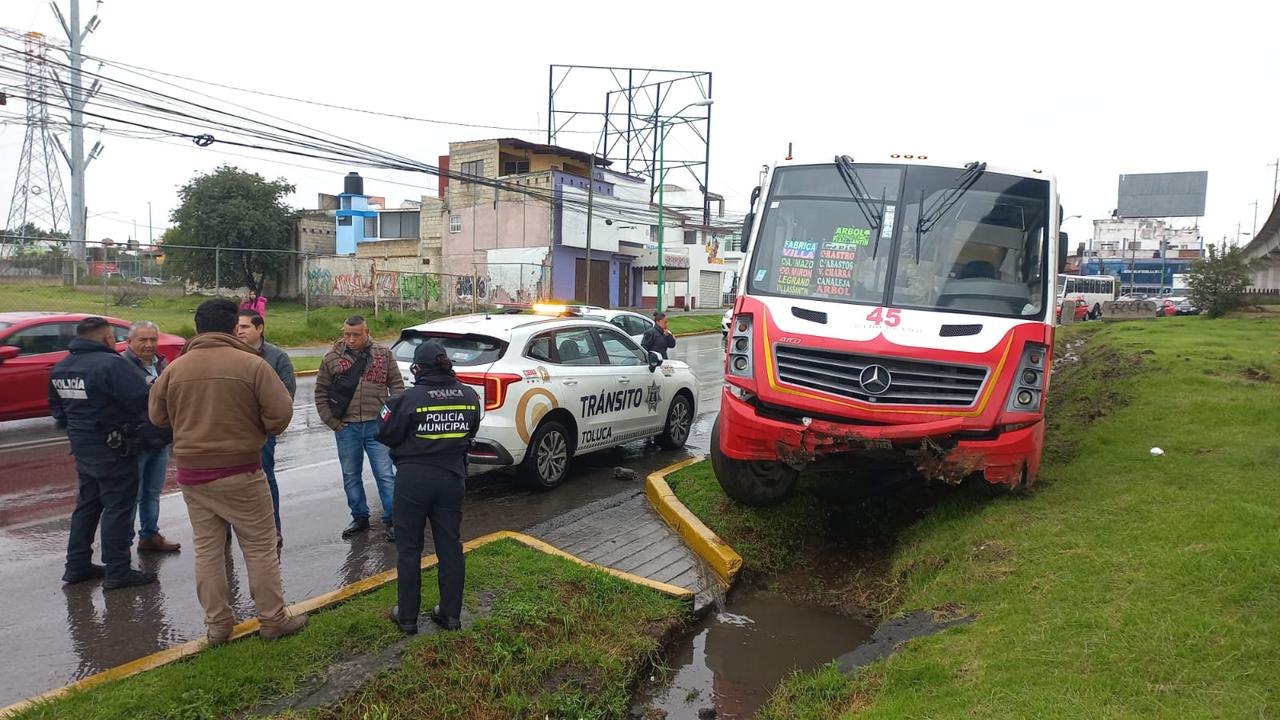 Atienden agentes de vialidad percance vehicular en Toluca
