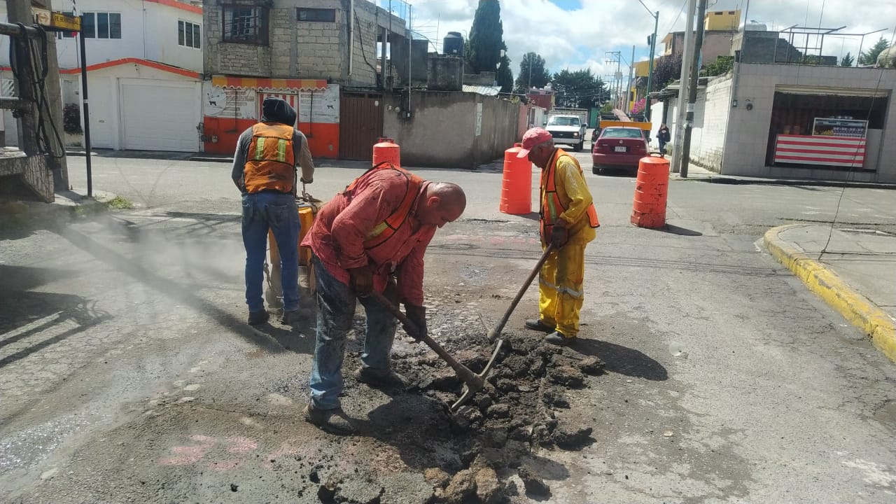 Calles más seguras y transitables con trabajos de bacheo en delegaciones