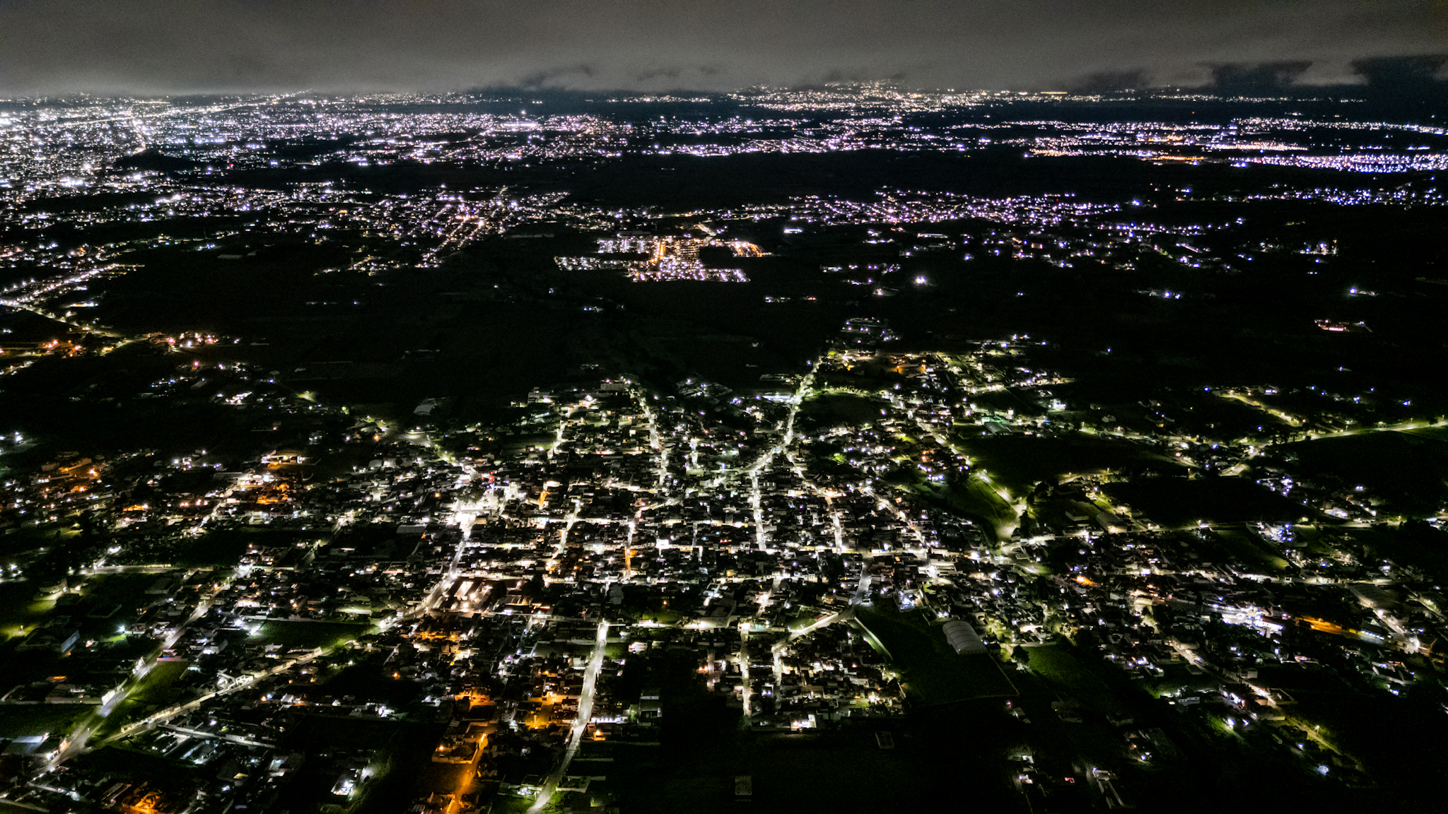 Cumple Ricardo Moreno compromiso con la zona sur de Toluca y llena de luz San Juan Tilapa