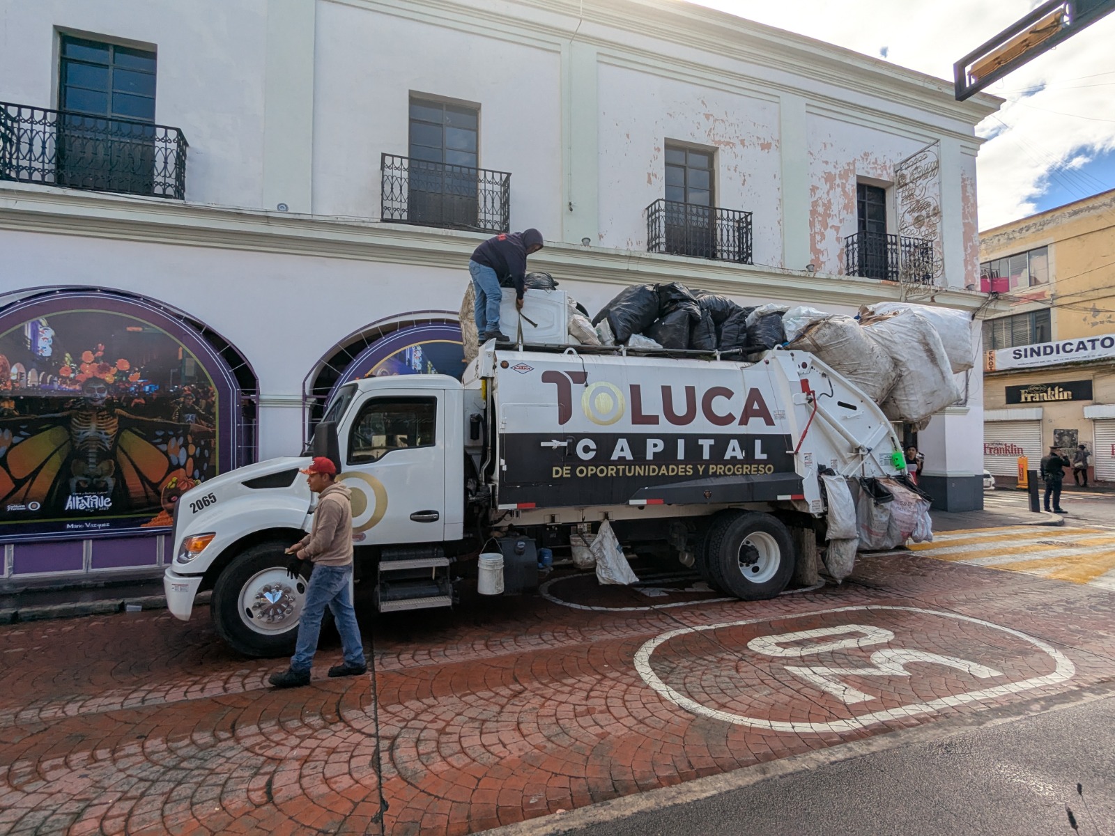 Realizan trabajadores de limpieza recorridos en el Centro Histórico para mantenerlo limpio durante eventos de Alfeñique