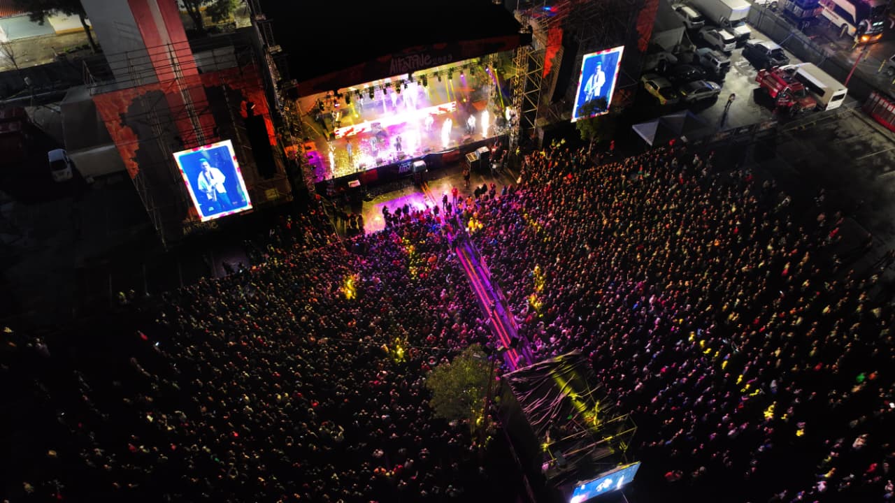 WhatsApp-Image-2025-10-31-at-8.46.38-AM Toluca baila entre pachucos y gardenias con la Vecindad Santanera