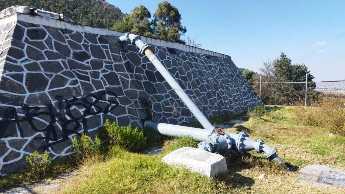 Luego de la rehabilitación del  tanque Apinahuizco, comienza el suministro de agua de manera gradual a las viviendas abastecidas por este caudal