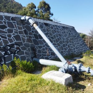 Luego de la rehabilitación del  tanque Apinahuizco, comienza el suministro de agua de manera gradual a las viviendas abastecidas por este caudal
