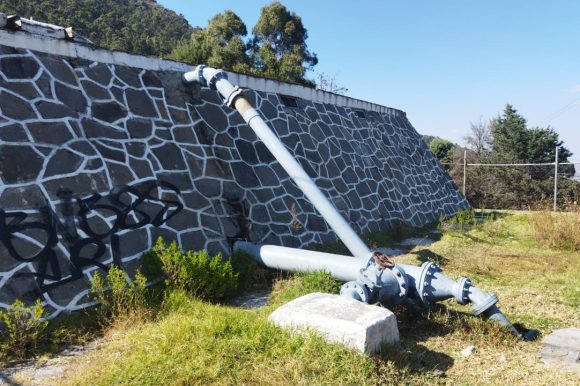 Luego de la rehabilitación del  tanque Apinahuizco, comienza el suministro de agua de manera gradual a las viviendas abastecidas por este caudal
