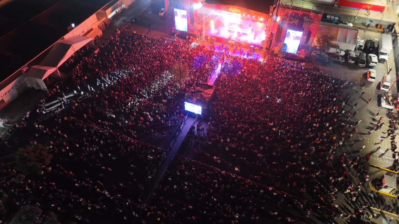 WhatsApp Image 2025-11-01 at 9.36.06 AM El flow urbano de Yeri MUA y El Bogueto enciende a más de 45 mil personas en Alfeñique