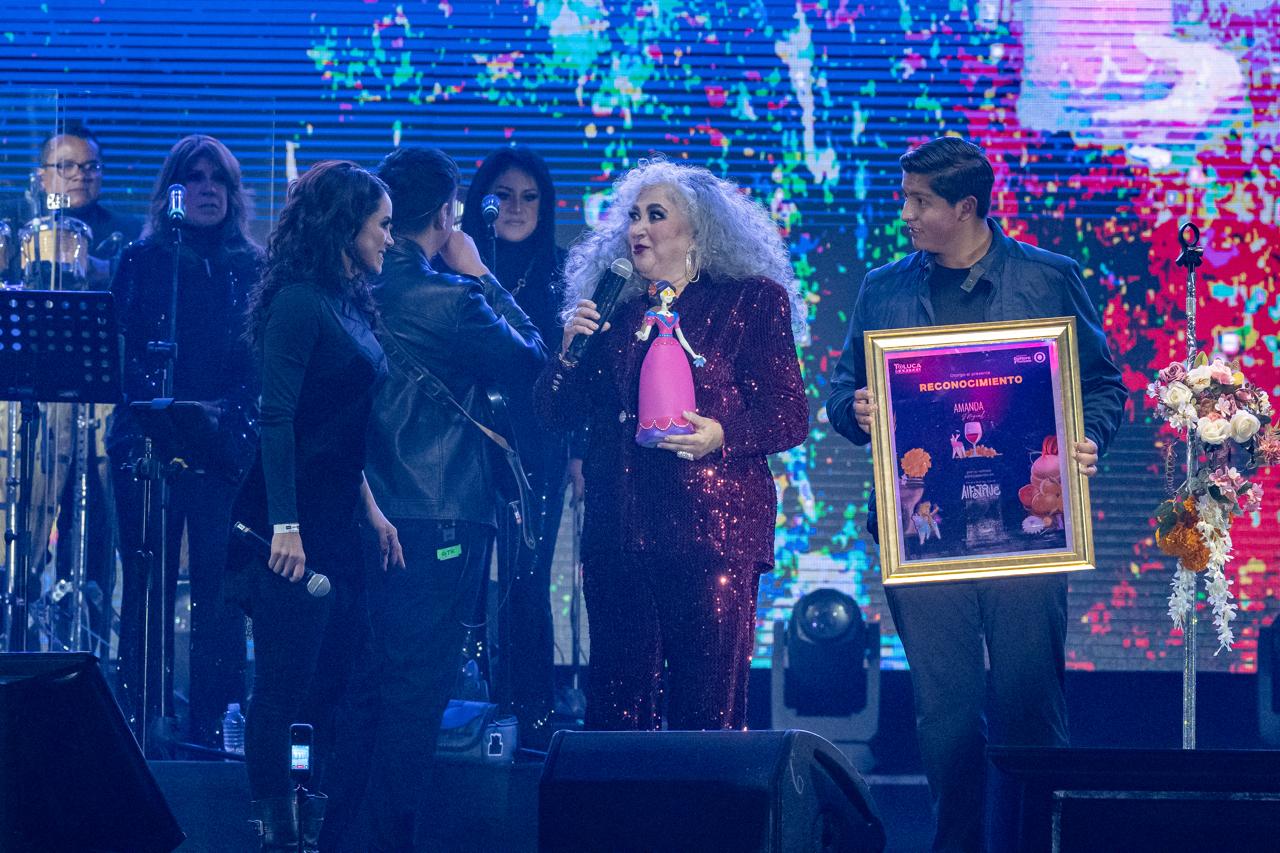 Cierra Amanda Miguel con broche de oro los conciertos estelares del Alfeñique 2025