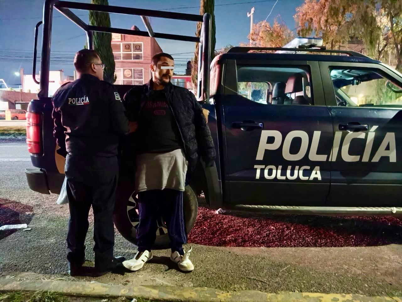 Detienen a una persona que causó destrozos en el panteón Santa Julia de Toluca
