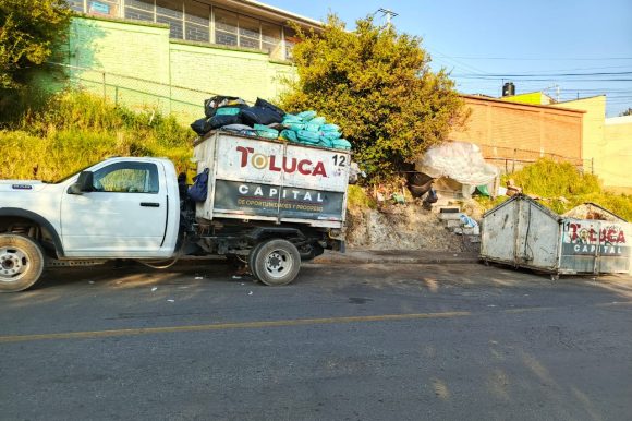 Reinstala Gobierno de Toluca contenedor de basura en El Cóporo