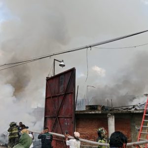 Atiende Toluca incendio en fábrica recicladora