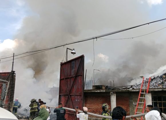Atiende Toluca incendio en fábrica recicladora