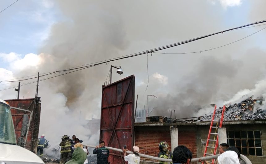 Atiende Toluca incendio en fábrica recicladora