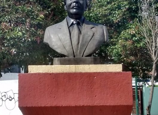 Detiene policía municipal a trío que arrancaba busto en Toluca