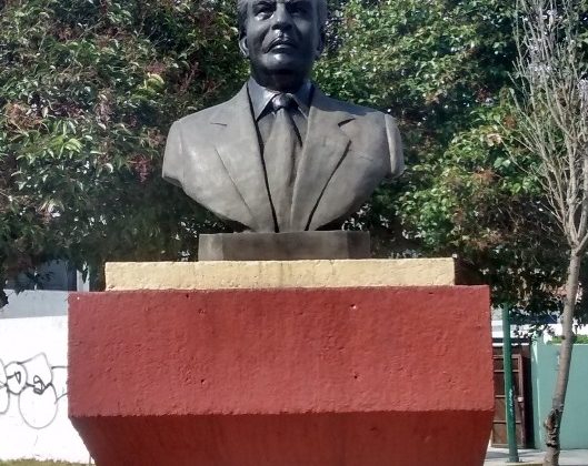 Detiene policía municipal a trío que arrancaba busto en Toluca