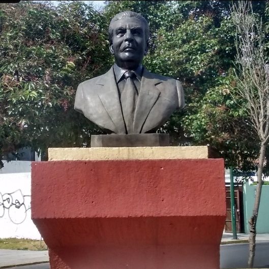 Detiene policía municipal a trío que arrancaba busto en Toluca