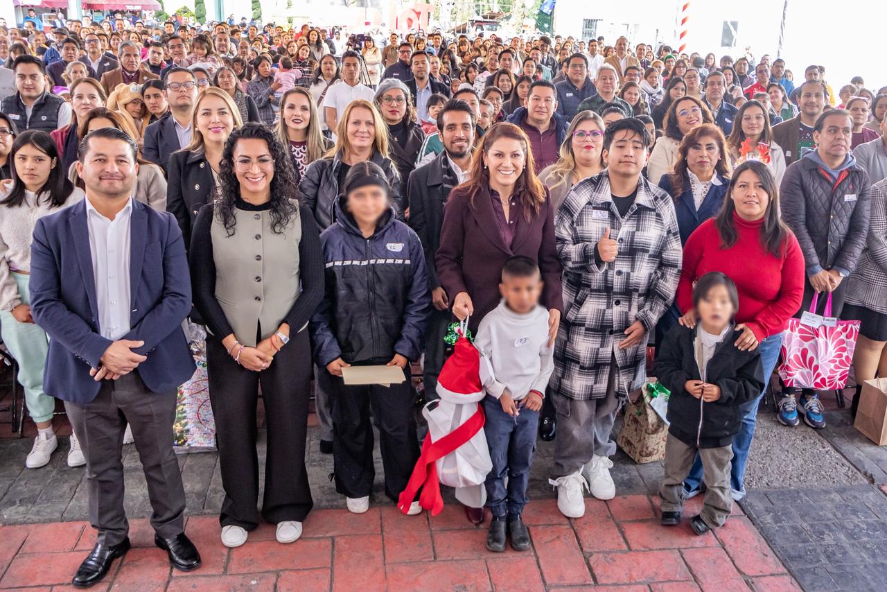 Fortalece DIF Toluca acompañamiento a la niñez, entrega regalos navideños a los ahijados del Sistema