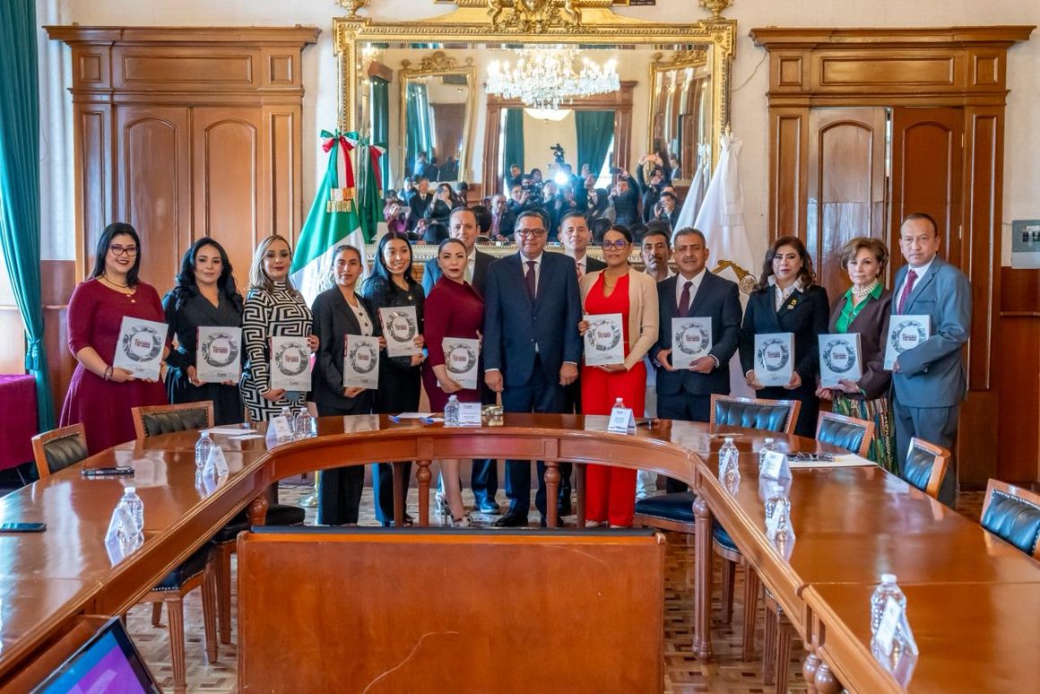 Entrega Ricardo Moreno Primer Informe de Gobierno al Cabildo