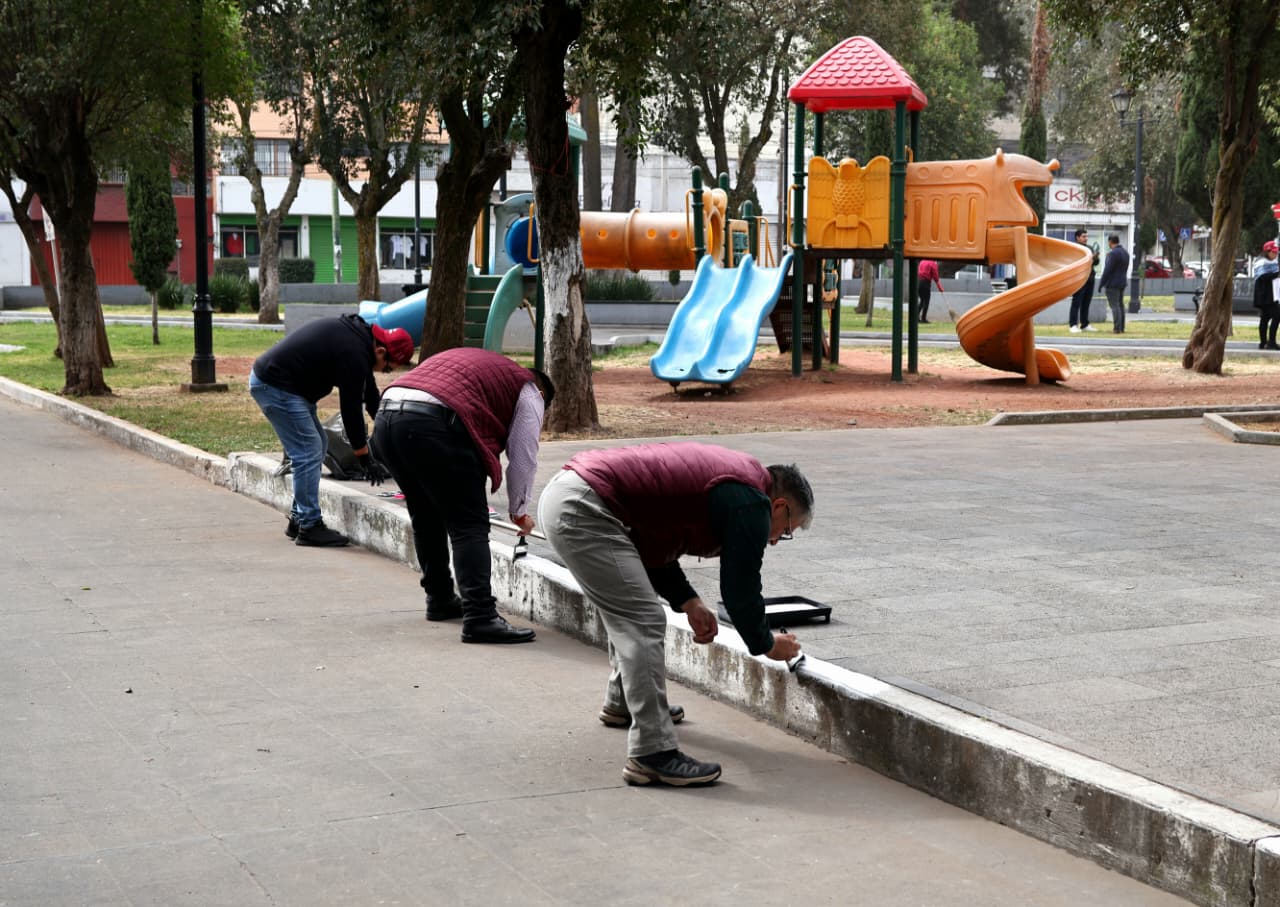c5422c5b-d42d-43e9-a1d5-484f114549be Limpian estatua, áreas verdes y zonas peatonales del Parque Simón Bolívar, un espacio emblemático de Toluca