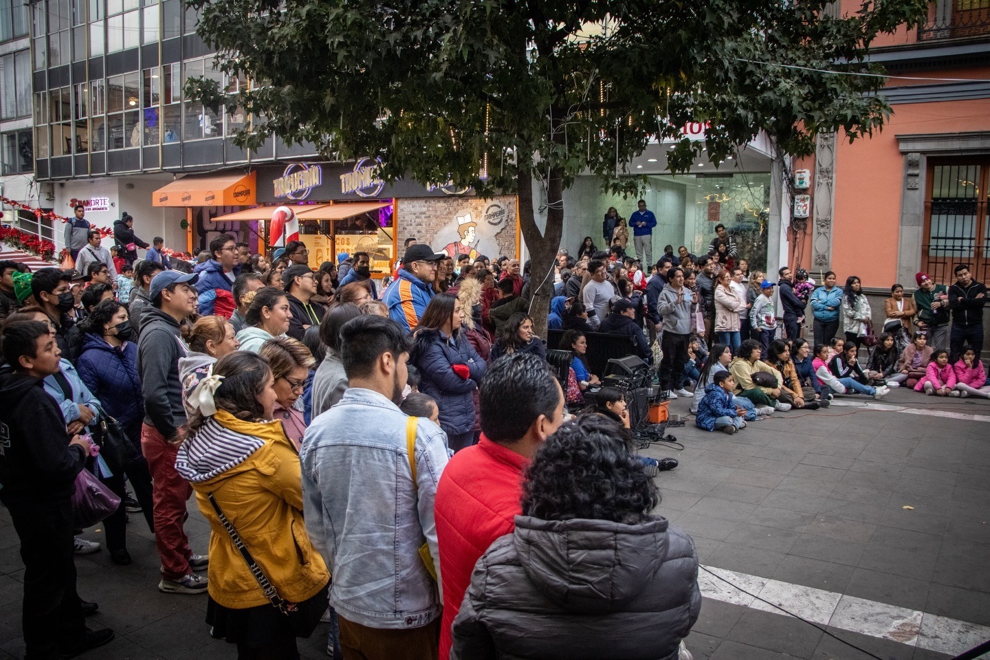 Viven miles de personas la magia de la Navidad en Toluca