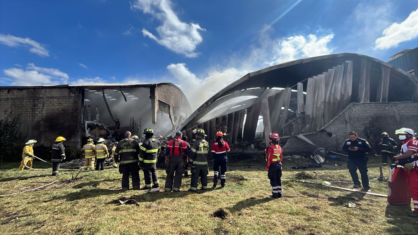 eb2b88e0-06a1-4eb3-abd8-0d6989852cc5 Por desplome de aeronave en San Mateo Atenco, ofrecen cuerpos de emergencia y seguridad de Toluca su apoyo