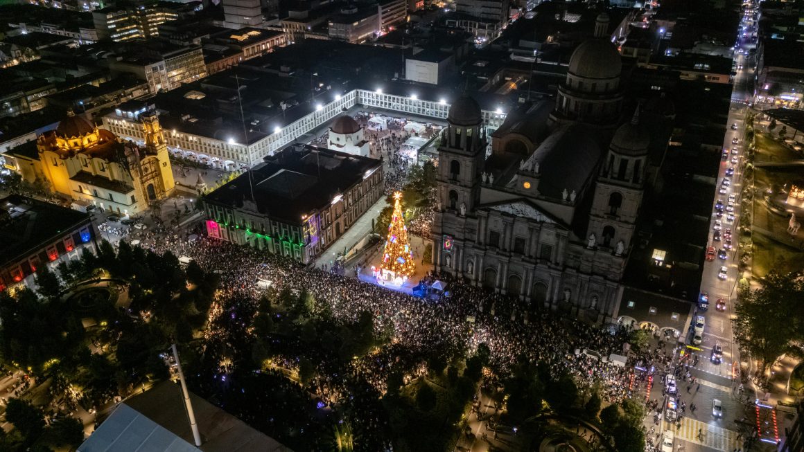 Ricardo Moreno convierte el centro histórico en un festival de luz con el encendido del Árbol Navideño