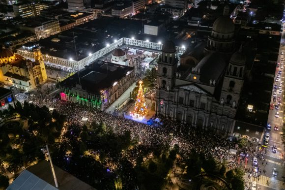Ricardo Moreno convierte el centro histórico en un festival de luz con el encendido del Árbol Navideño