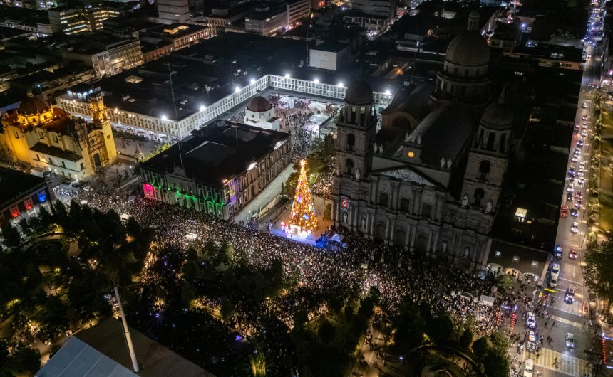 Ricardo Moreno convierte el centro histórico en un festival de luz con el encendido del Árbol Navideño