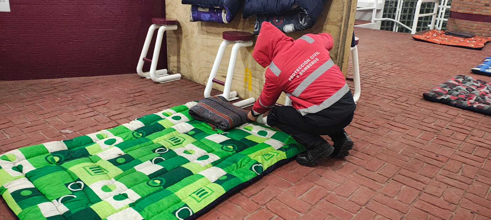 Ante el intenso frío, Ricardo Moreno ofrece albergue nocturno a personas en situación de calle