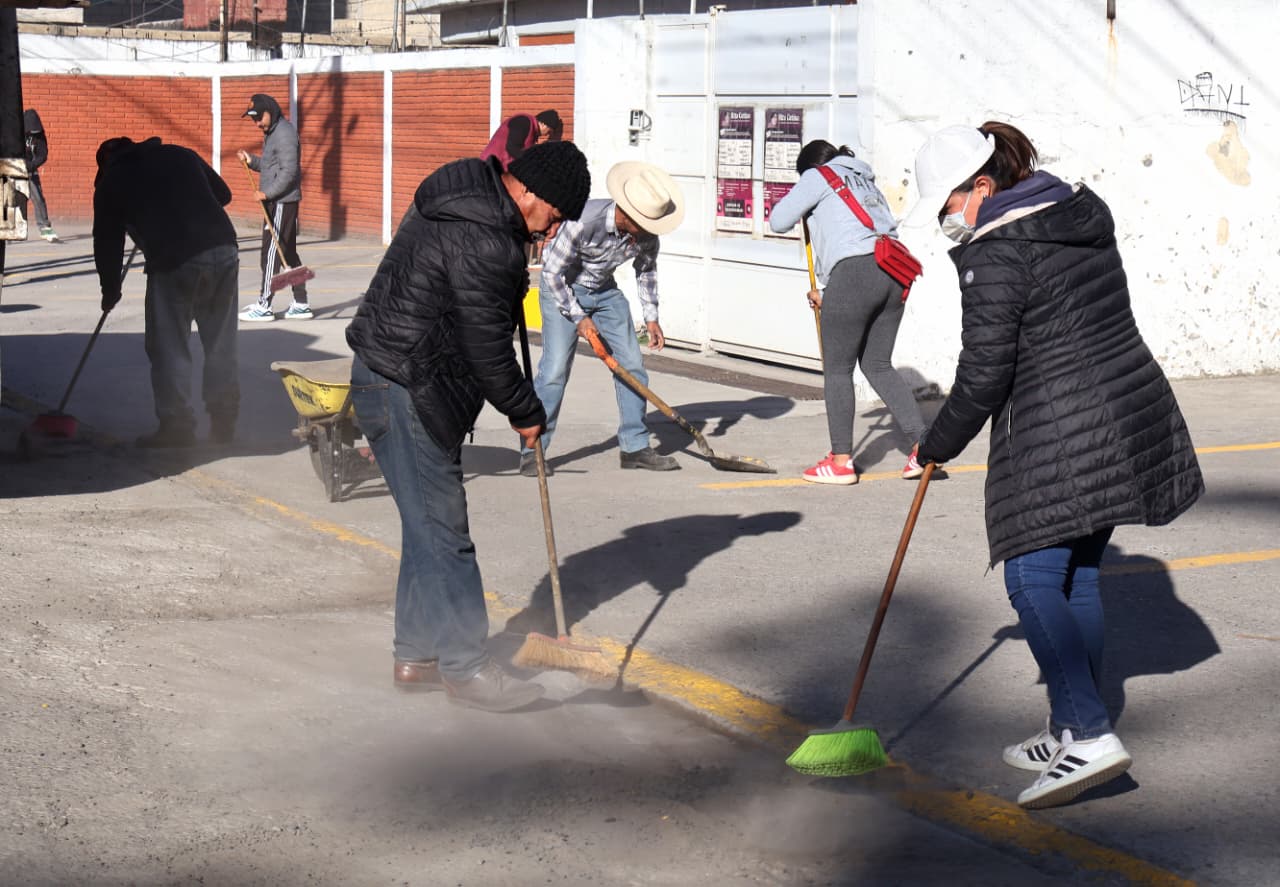 Miles de personas ponen guapas escuelas y espacios públicos de Toluca