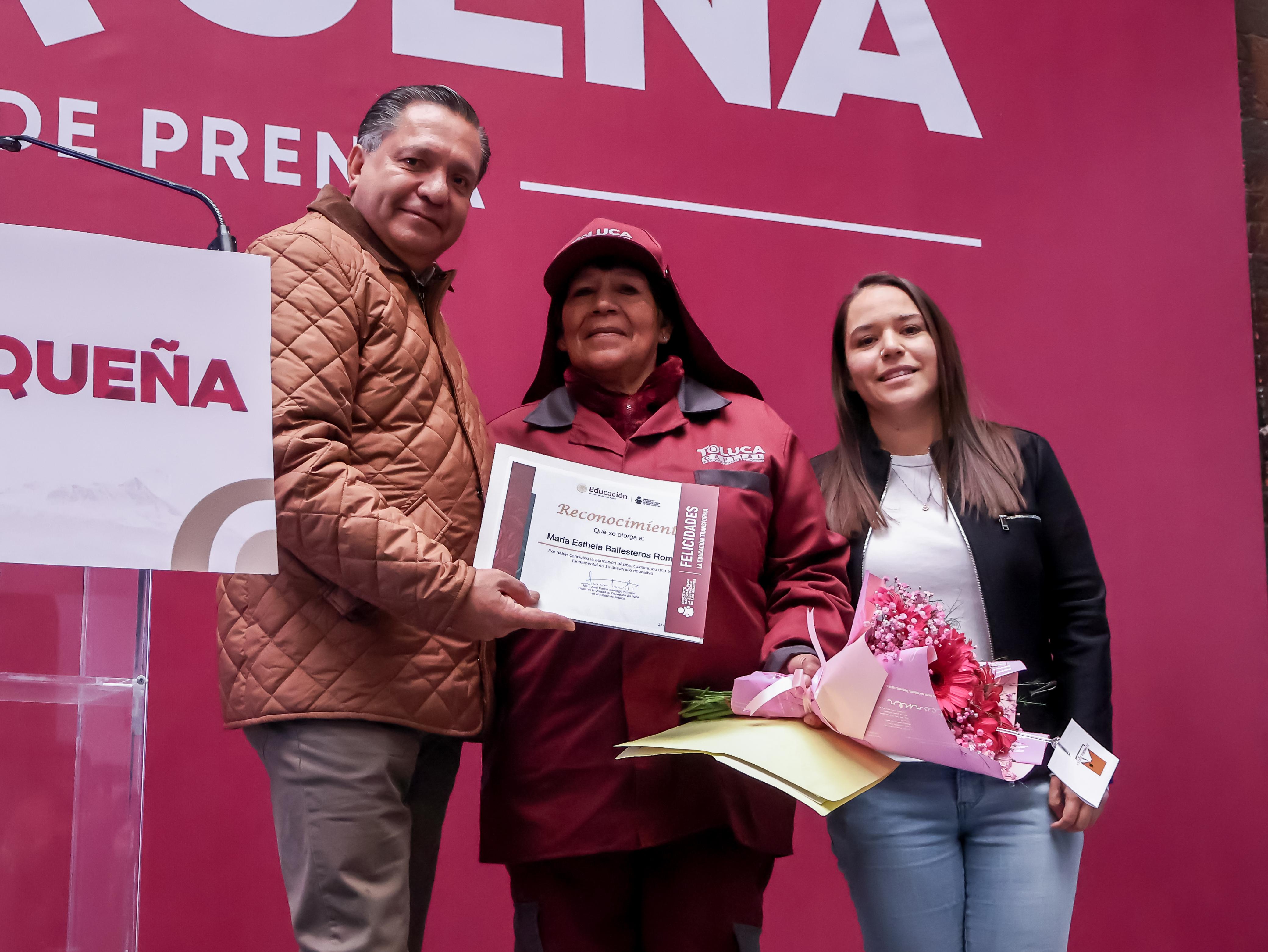 Coordinan Ricardo Moreno e INEA acciones para acabar con el analfabetismo en Toluca