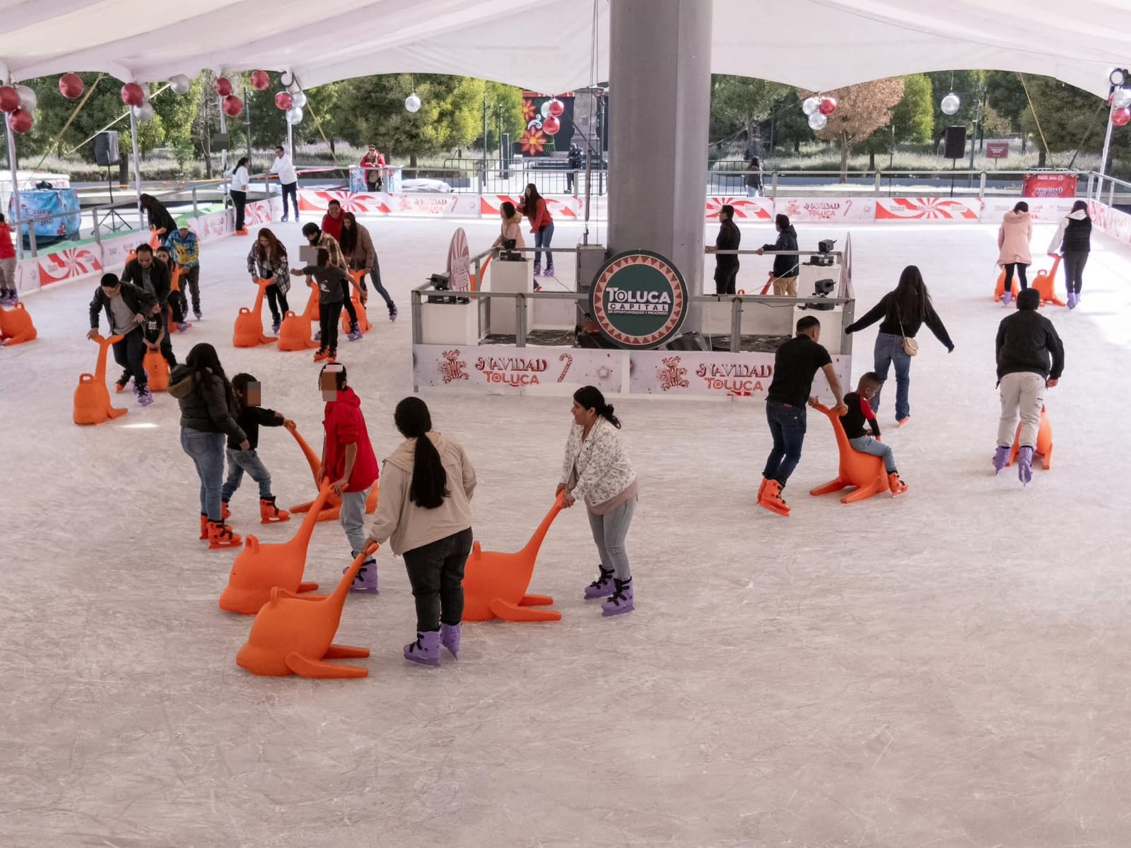 Disfrutan miles de toluqueños la Navidad sobre hielo con la pista gratuita