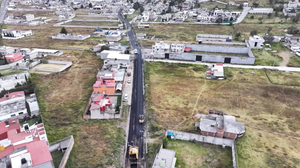 Mejora Ricardo Moreno movilidad y seguridad vial con pavimentación de calle Centenario en Calixtlahuaca