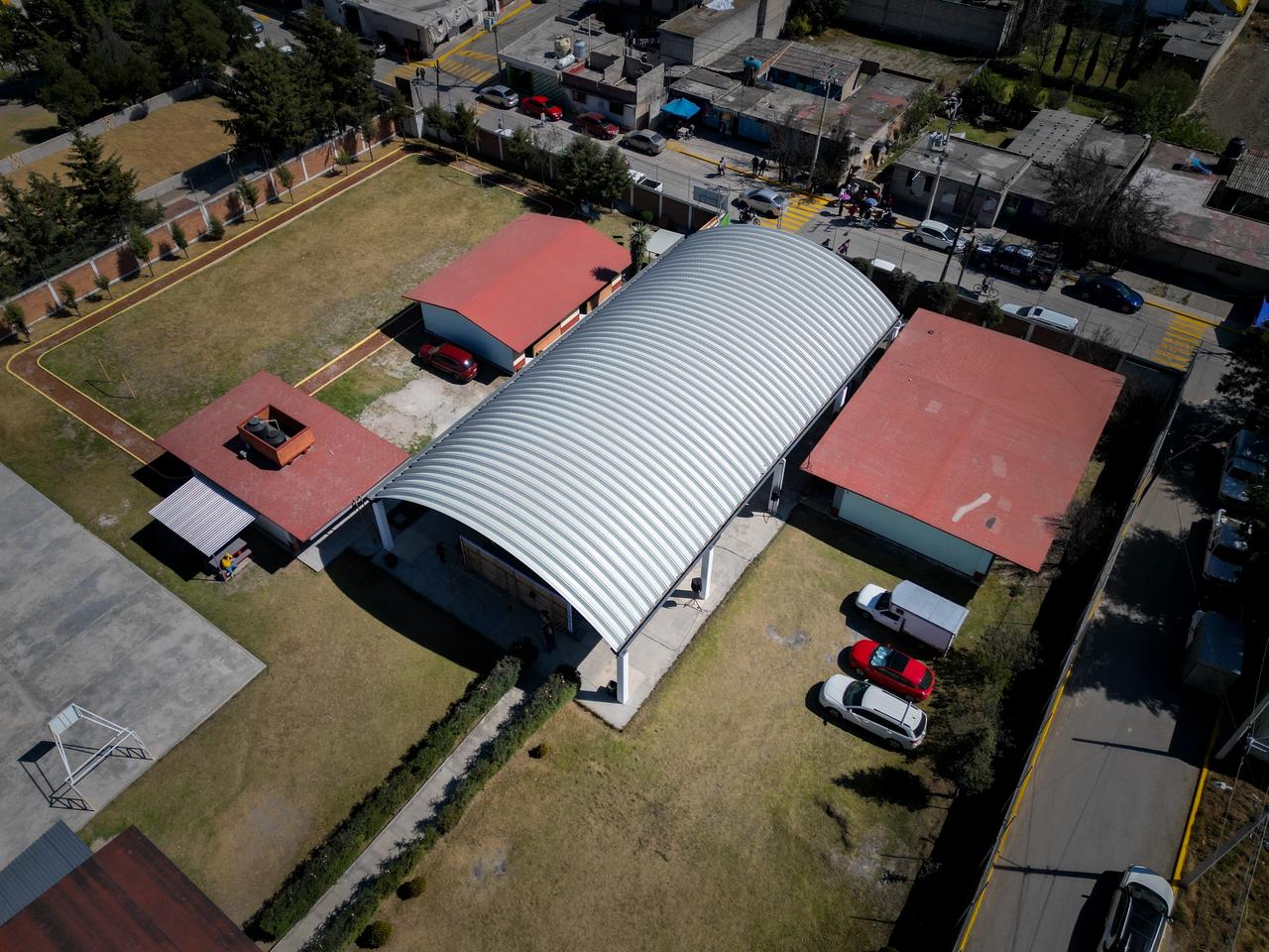 Transforma Ricardo Moreno entorno escolar de la Secundaria Francisco Villa con nuevo arcotecho