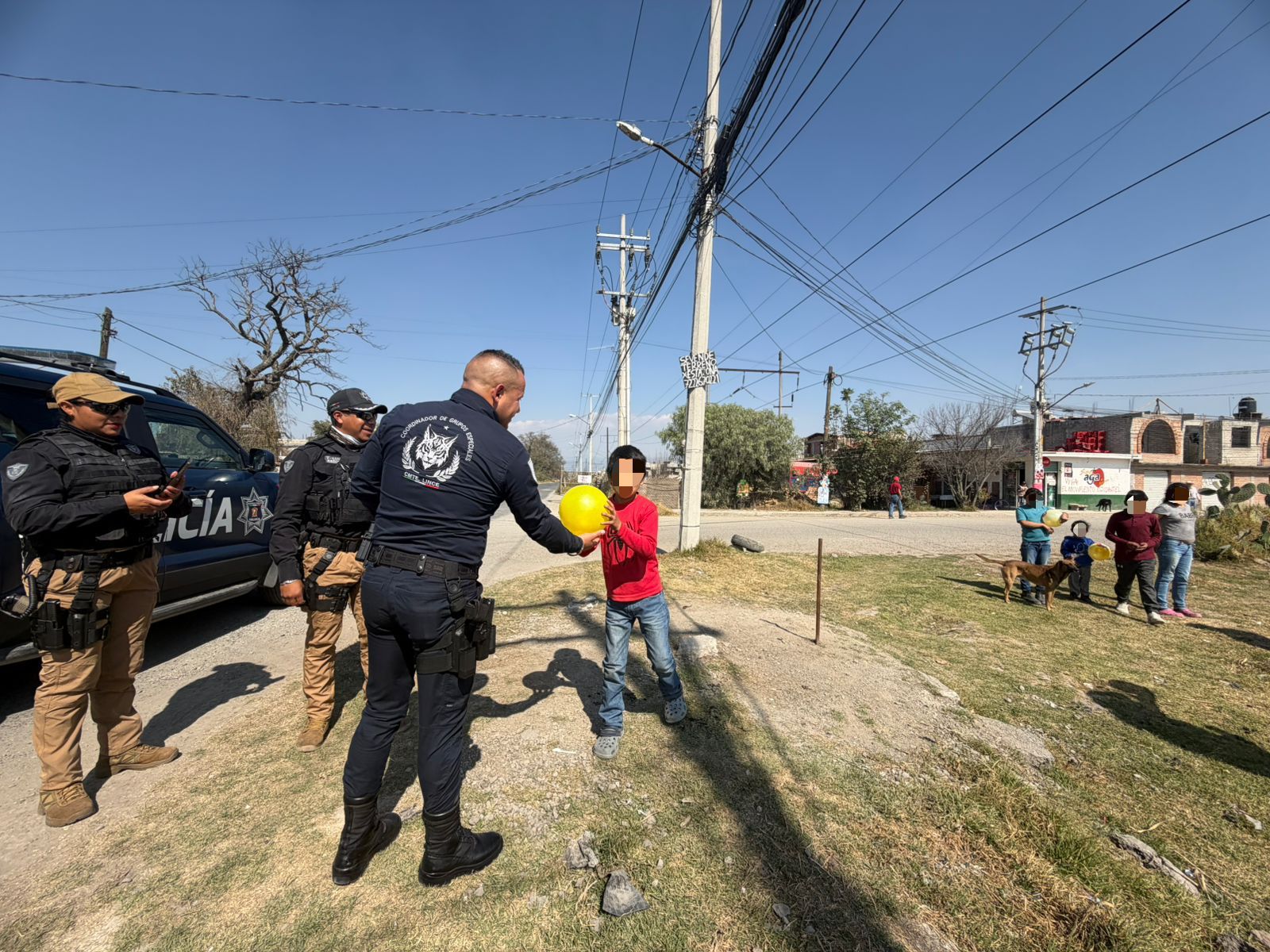 Se unen policías y bomberos a la labor de los Reyes Magos para llevar alegría a la niñez toluqueña