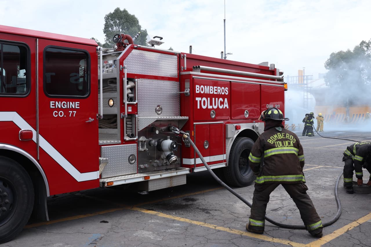 Reconoce Ricardo Moreno labor heroica de bomberos de Toluca y otras regiones tras incendio en San Pablo Autopan
