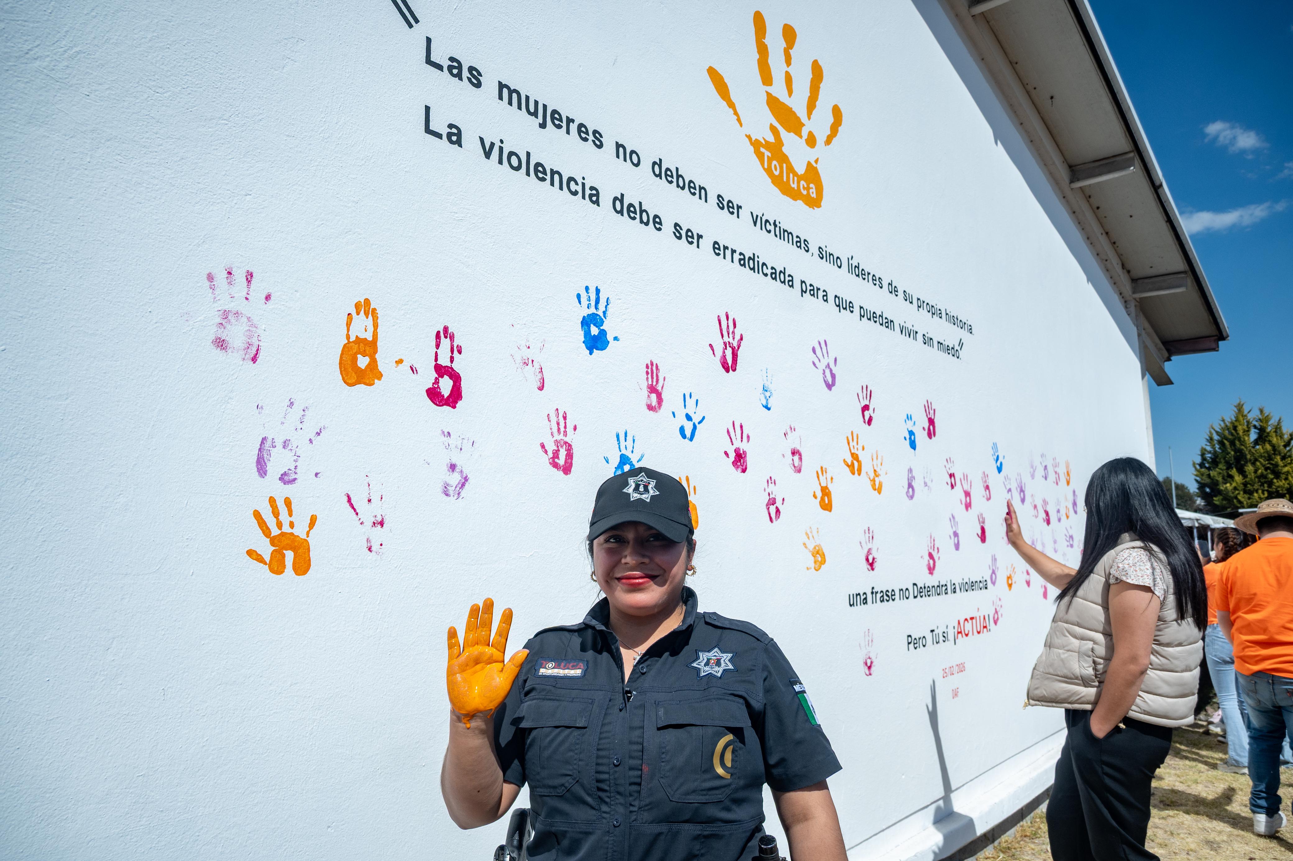 Inauguran Gobierno estatal y municipal mural del Día Naranja en San Pablo Autopan