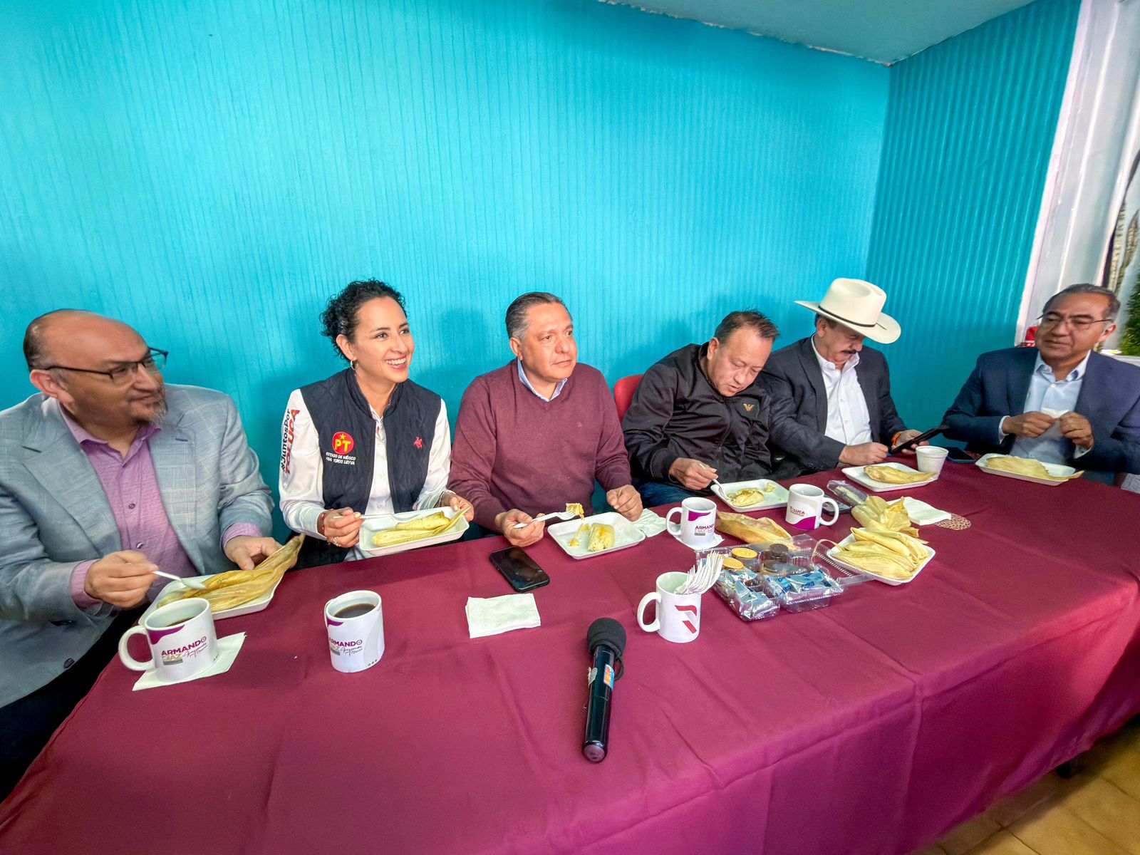 Estrecha Ricardo Moreno lazos de amistad con reporteros de Toluca en el Día de la Candelaria