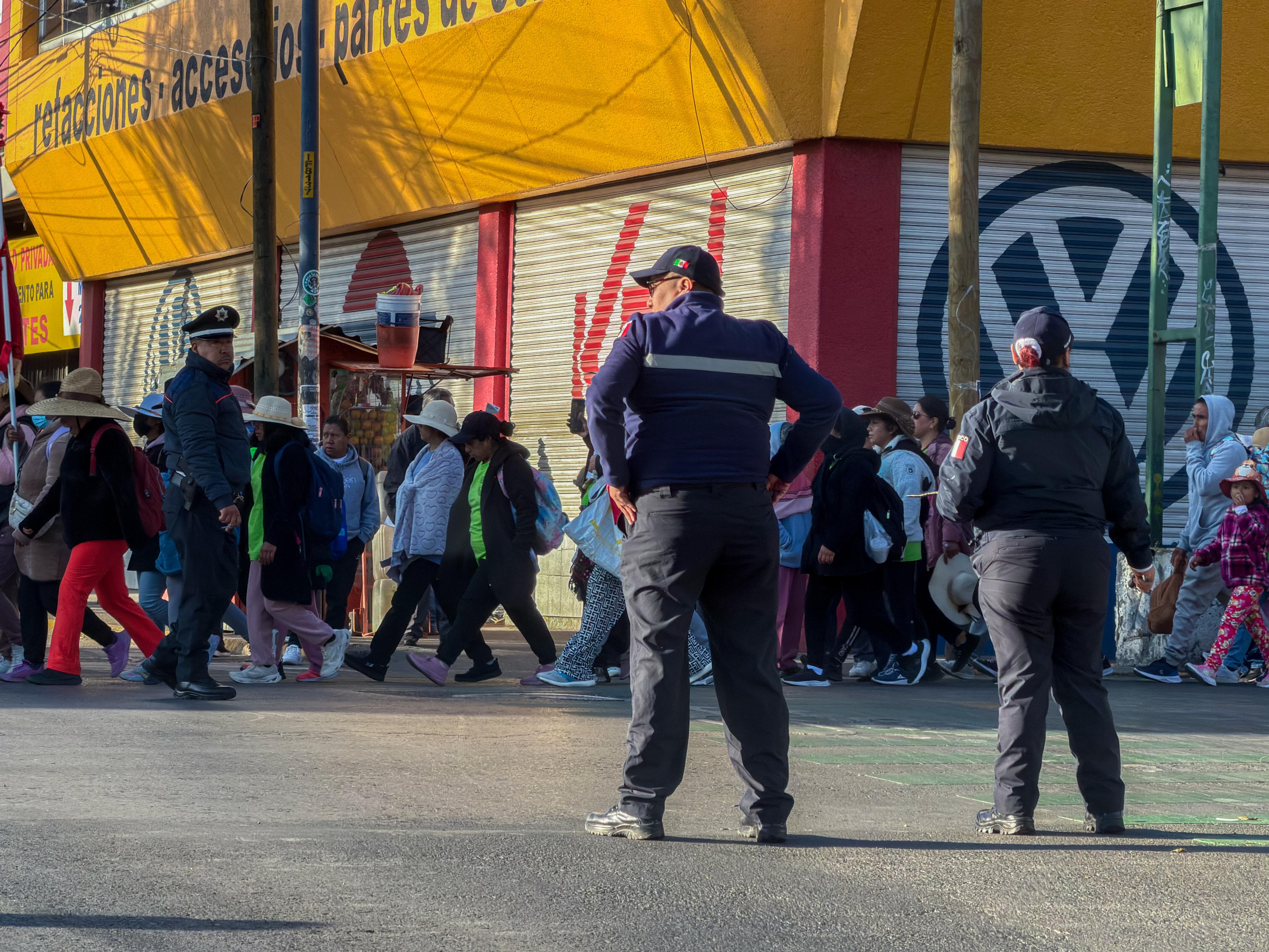 Transitan a salvo contingentes de peregrinos en Toluca rumbo a la Basílica de Guadalupe