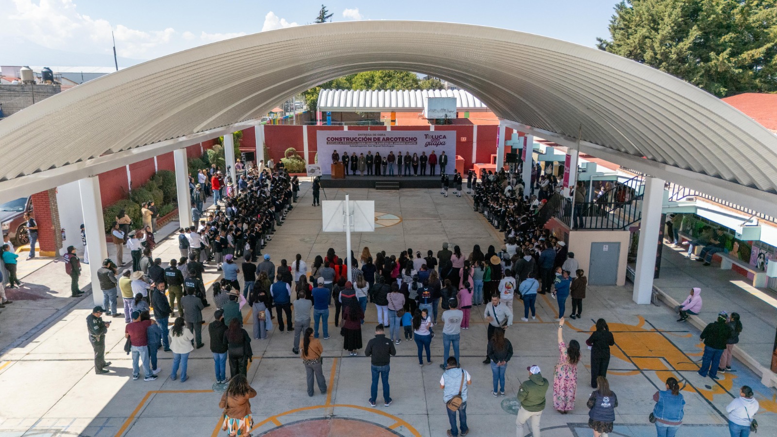 Entrega Ricardo Moreno arcotecho en beneficio de alumnos de la Primaria Luisa Isabel Campos