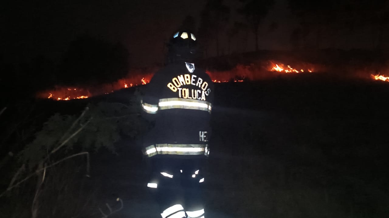 Laboran bomberos de Toluca para sofocar incendio de pastizal en San Luis Obispo