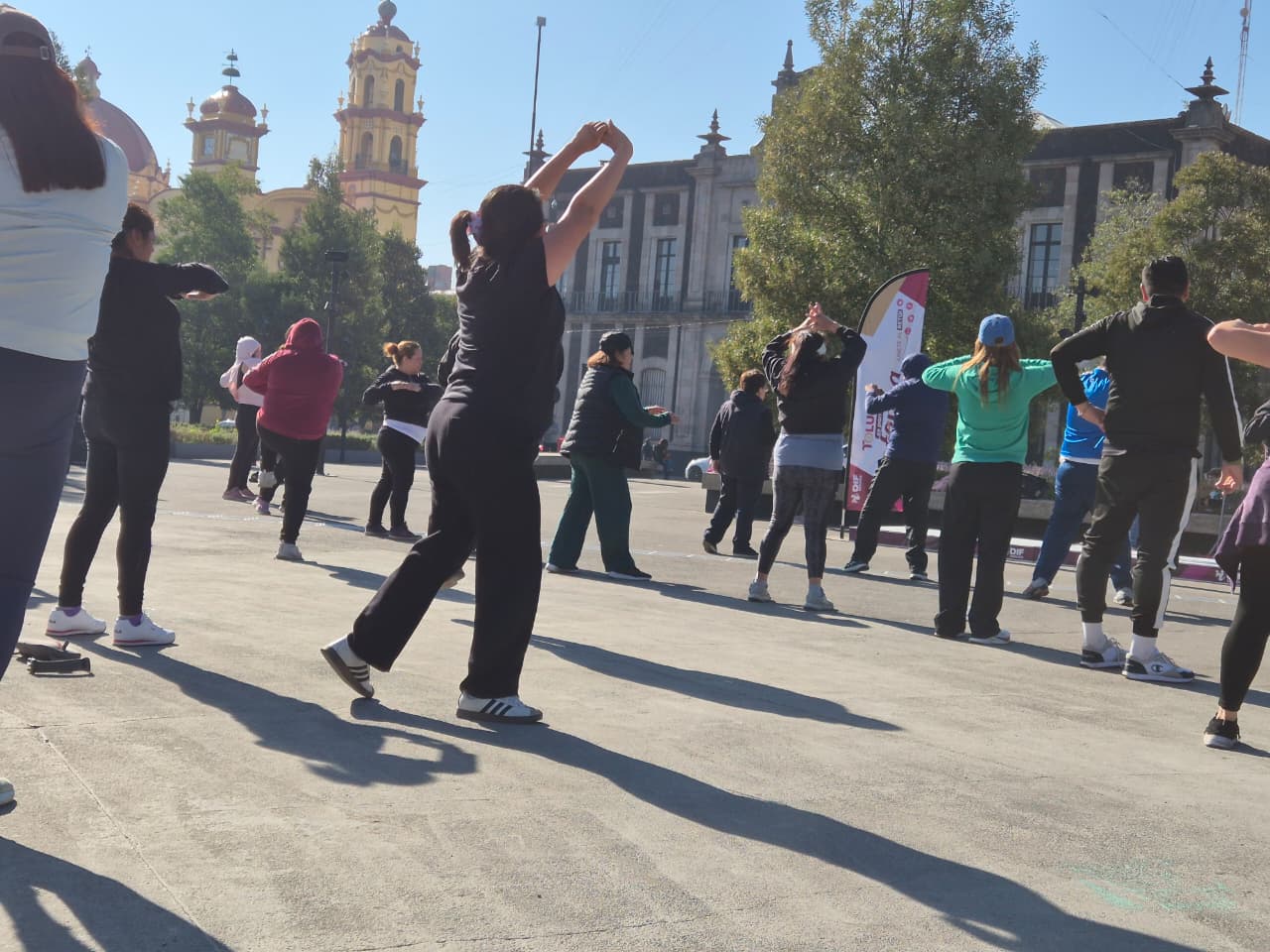 Llevan a acabo instructores del DIF Toluca clase masiva de cardio en Plaza de los Mártires