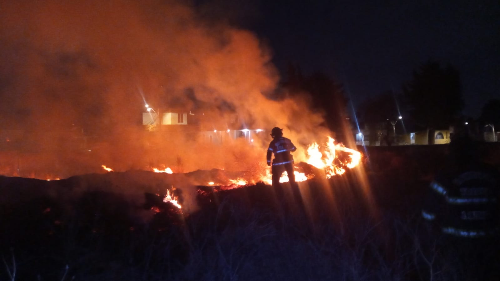 Controlan Bomberos de Toluca incendio de pastizal en avenida Las Partidas