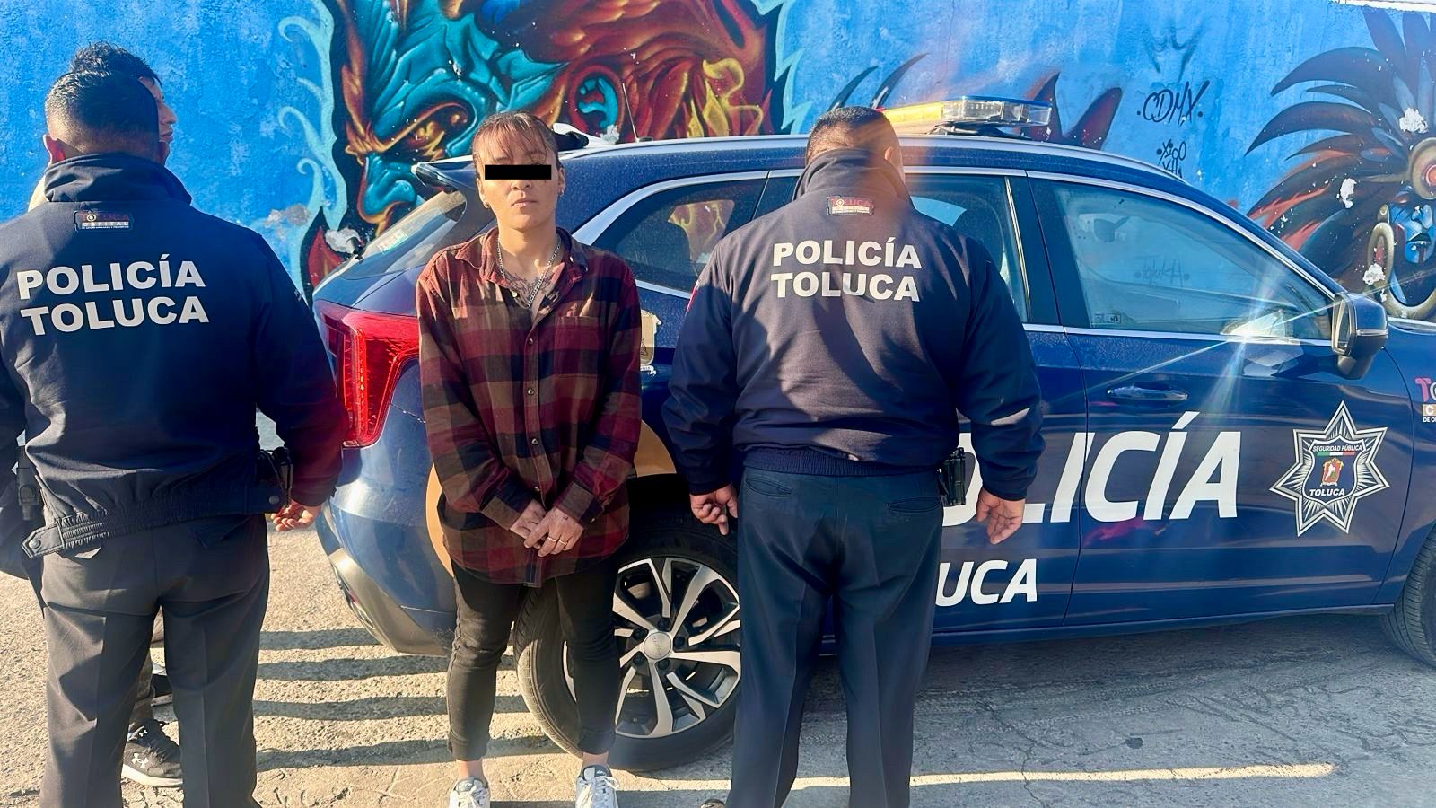 Recupera policía de Toluca equipo robado en escuela secundaria; hay tres detenidos