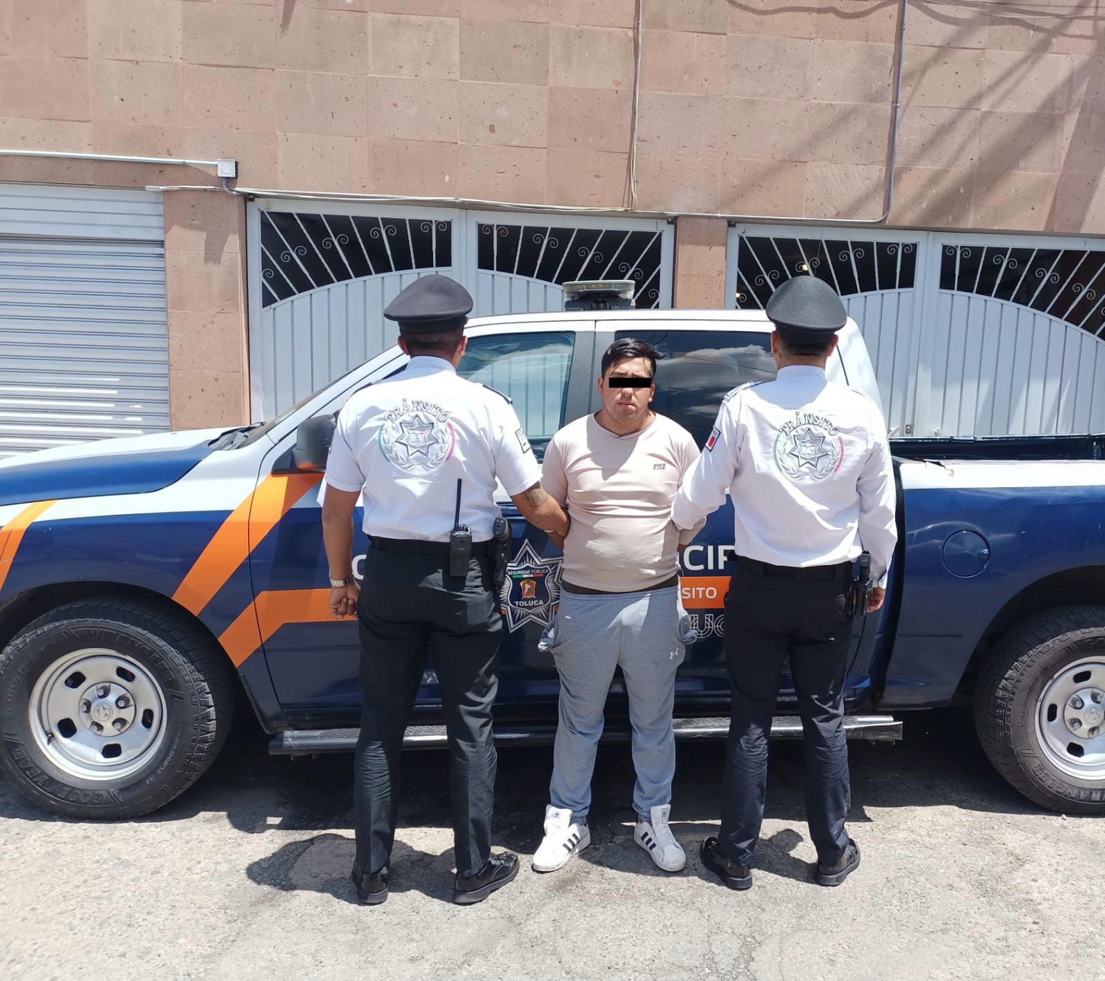 Recupera Policía Municipal dos vehículos robados y detiene a conductor en Toluca