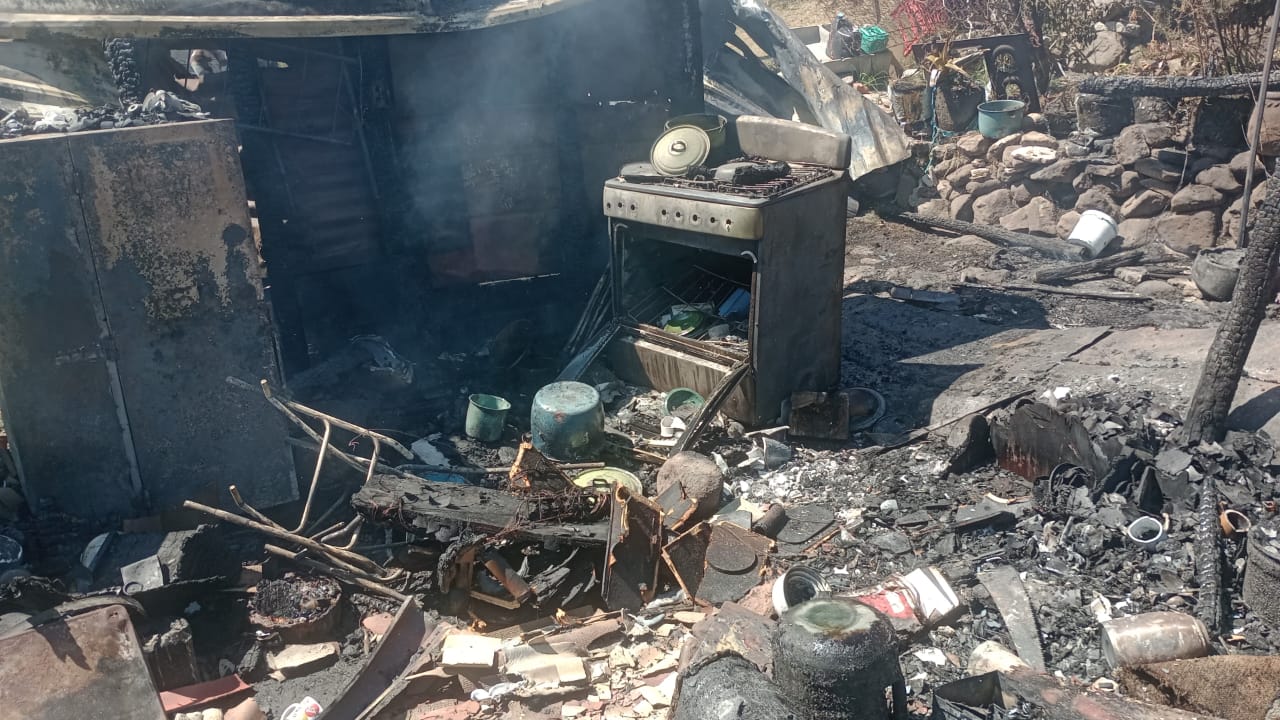 Atiende Gobierno municipal incendio en vivienda de Santiago Tlaxomulco