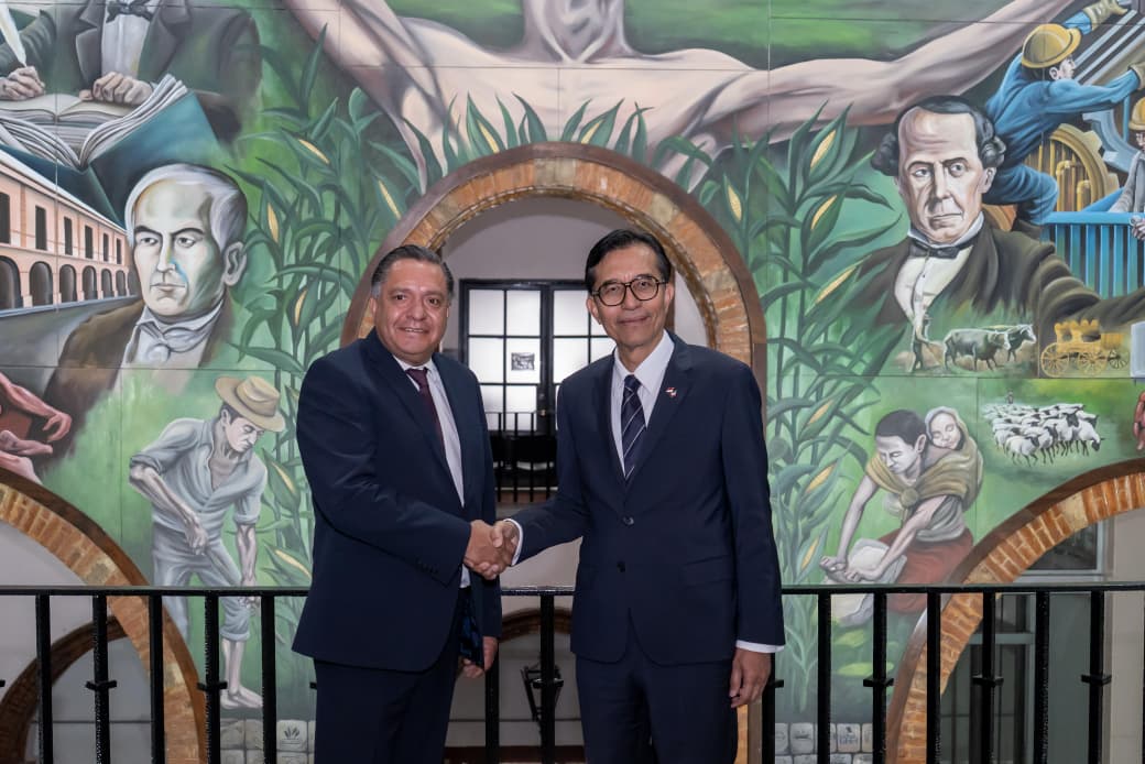 Trazan Ricardo Moreno y embajador de Indonesia ruta de cooperación cultural, educativa y comercial