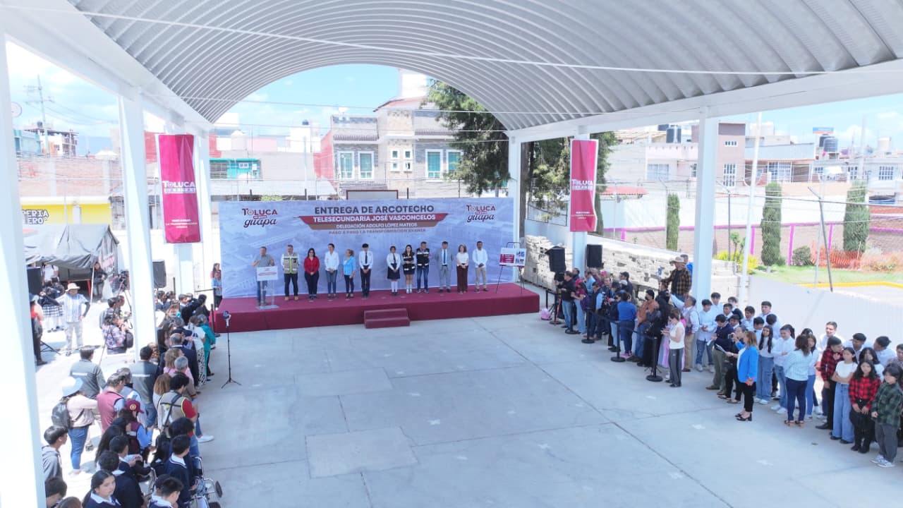 Dignifica Ricardo Moreno escuelas toluqueñas con la entrega de arcotechos